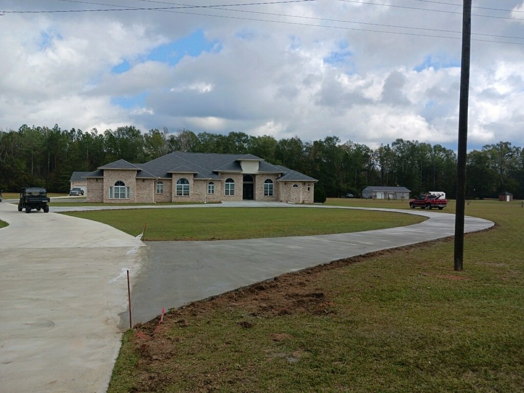 Curved country estate concrete driveway in Dublin GA poured by Willie Jackson
